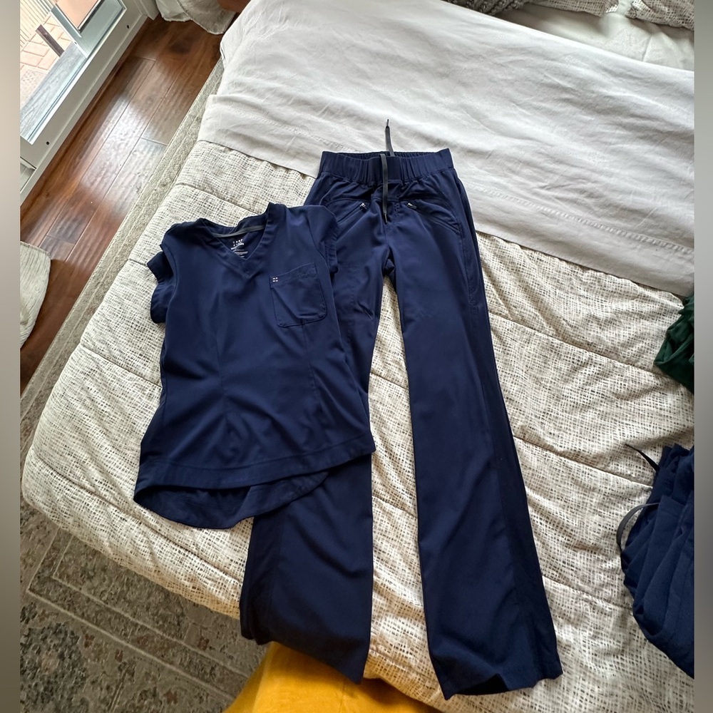 Scrub set